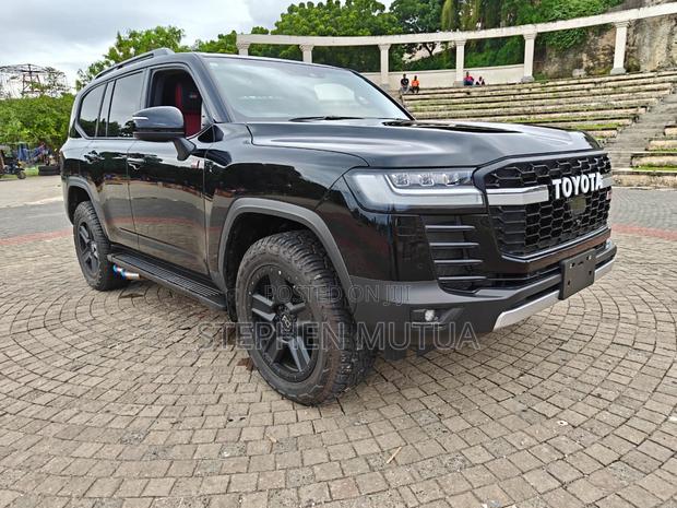 Toyota Land Cruiser LC300 2024