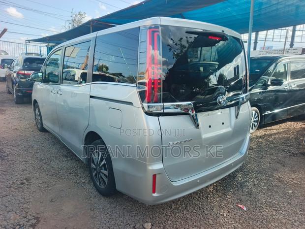 Toyota Esquire 2.0 FWD (8 seater) 2019 Silver