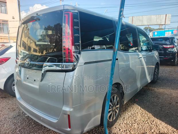 Toyota Esquire 2.0 FWD (8 seater) 2019 Silver