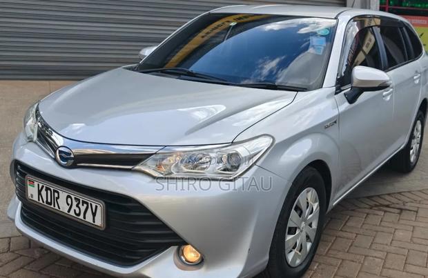 Toyota Corolla Fielder 2017 Silver