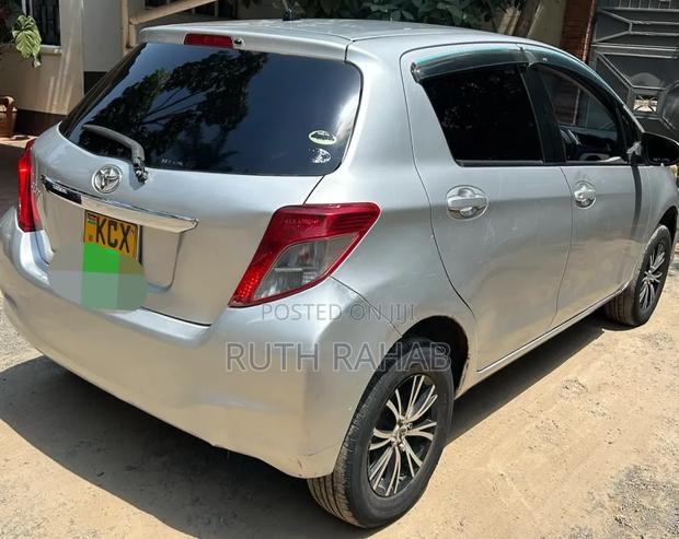 Toyota Vitz 2012 Silver