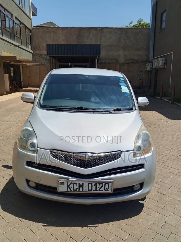 Toyota Ractis 2010 Silver