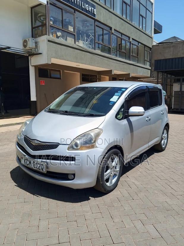 Toyota Ractis 2010 Silver