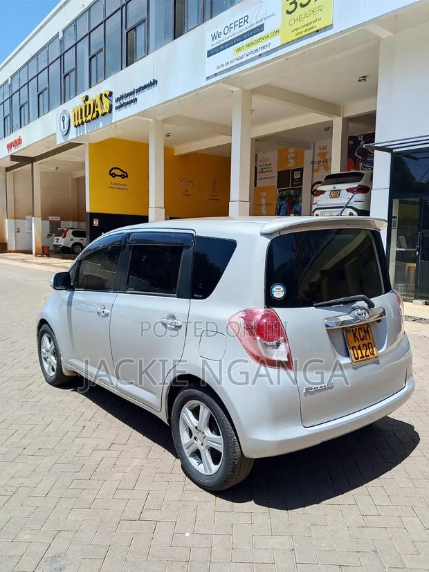 Toyota Ractis 2010 Silver