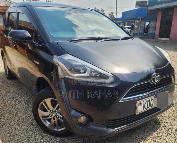 Toyota Sienta 2017 Blue