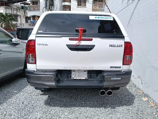 Toyota Hilux 2021 White