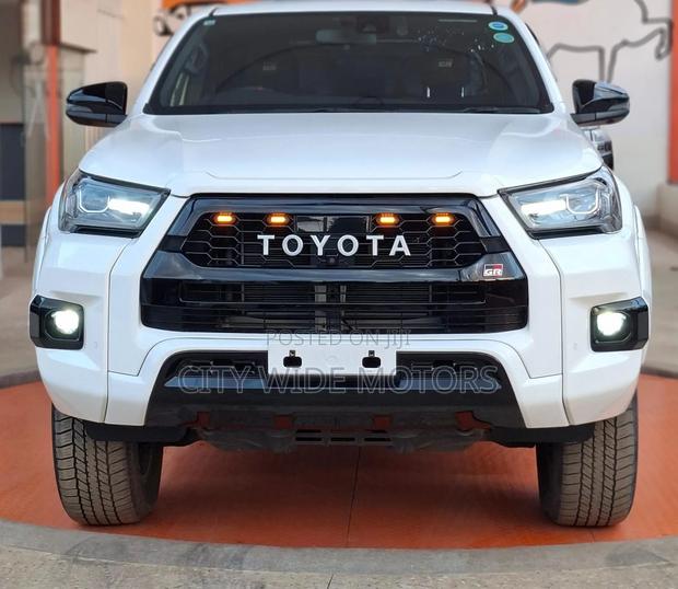 Toyota Hilux 2021 White