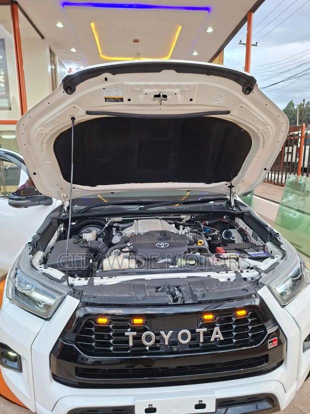 Toyota Hilux 2021 White