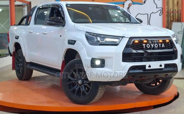 Toyota Hilux 2021 White