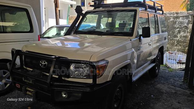 Toyota Land Cruiser 2021 White