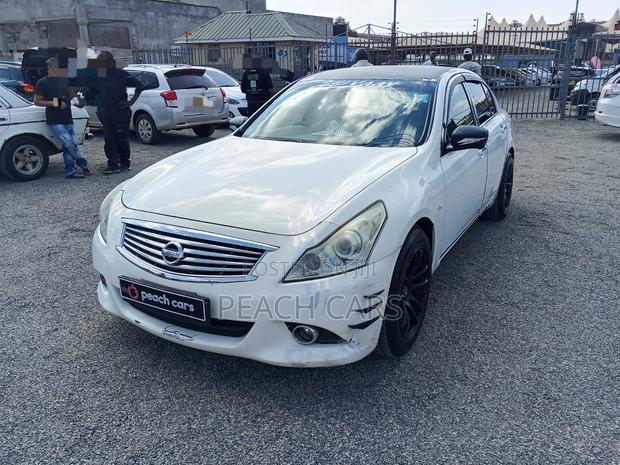 Nissan Skyline 2012 White