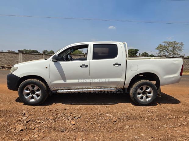Toyota Hilux 2.5 D-4D 4X4 SRX 2010 White