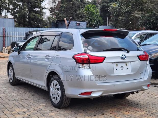Toyota Corolla Fielder 1.5 Hybrid FWD 2018 Silver