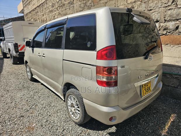 Toyota Noah 2006 Silver