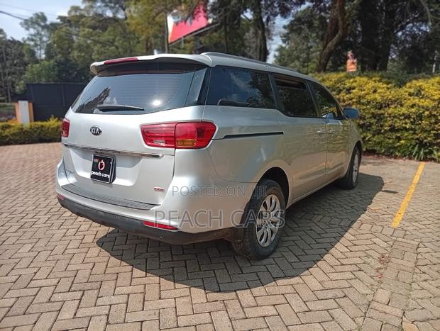 Kia Carnival 2019 Silver