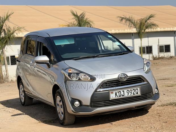 Toyota Sienta 1.5 FWD 2016 Silver