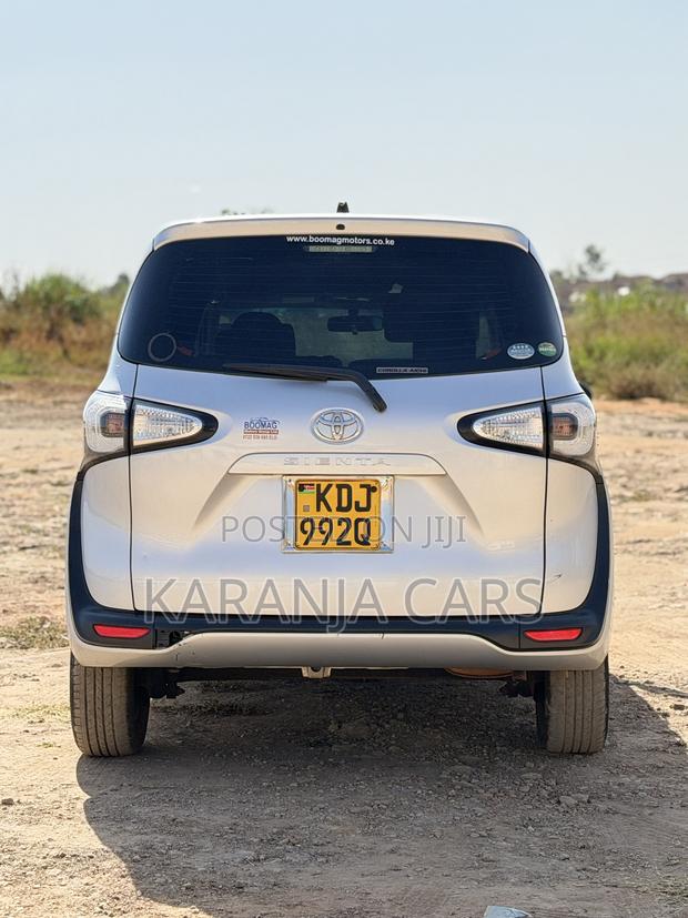Toyota Sienta 1.5 FWD 2016 Silver
