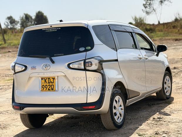 Toyota Sienta 1.5 FWD 2016 Silver