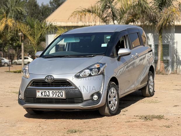 Toyota Sienta 1.5 FWD 2016 Silver