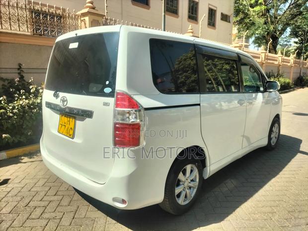 Toyota Noah 2009 Pearl