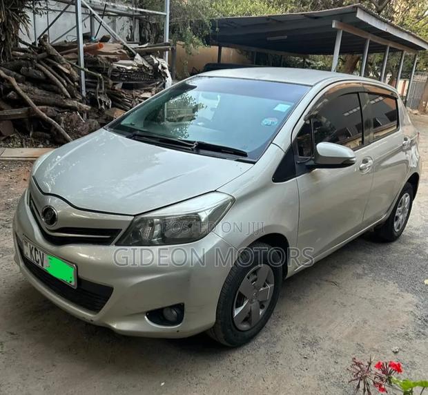 Toyota Vitz 2013 Silver