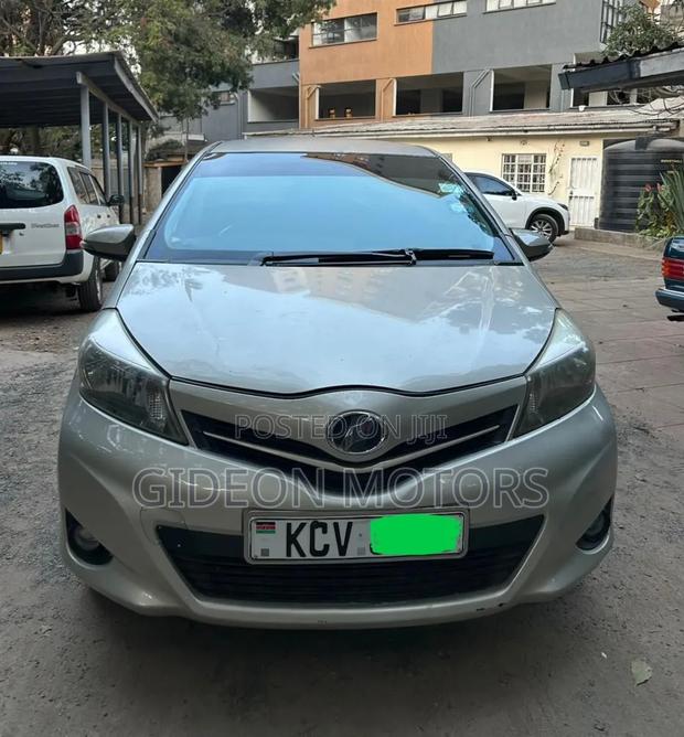 Toyota Vitz 2013 Silver