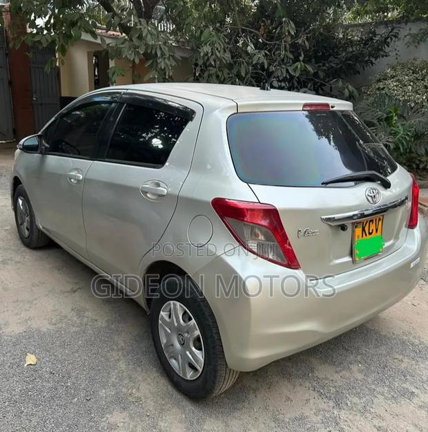 Toyota Vitz 2013 Silver