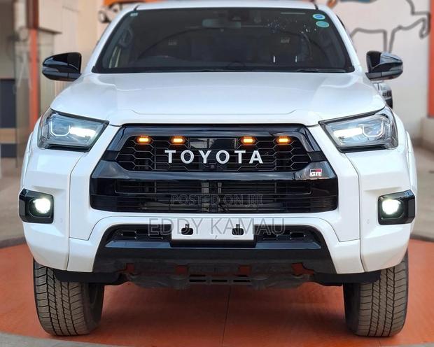 Toyota Hilux 2021 White