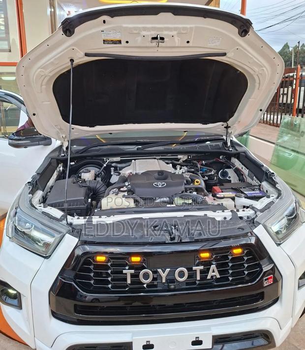Toyota Hilux 2021 White