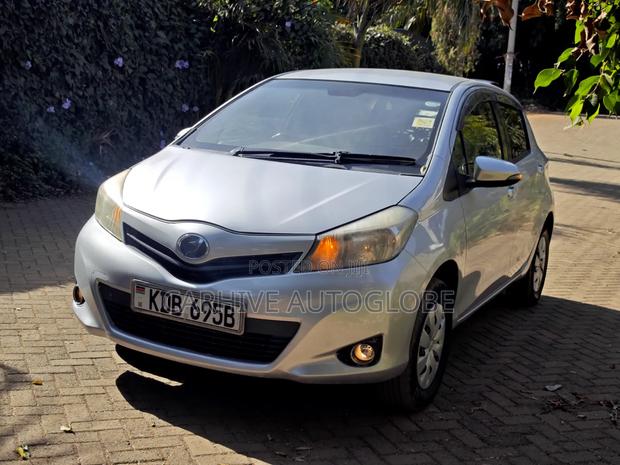 Toyota Vitz 2013 Silver