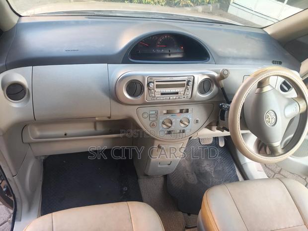 Toyota Porte 2009 Beige