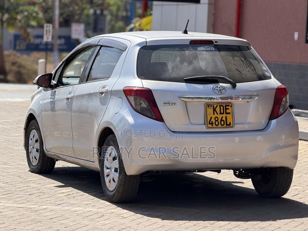 Toyota Vitz 2015 Silver