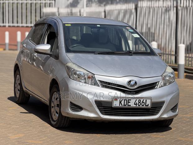 Toyota Vitz 2015 Silver