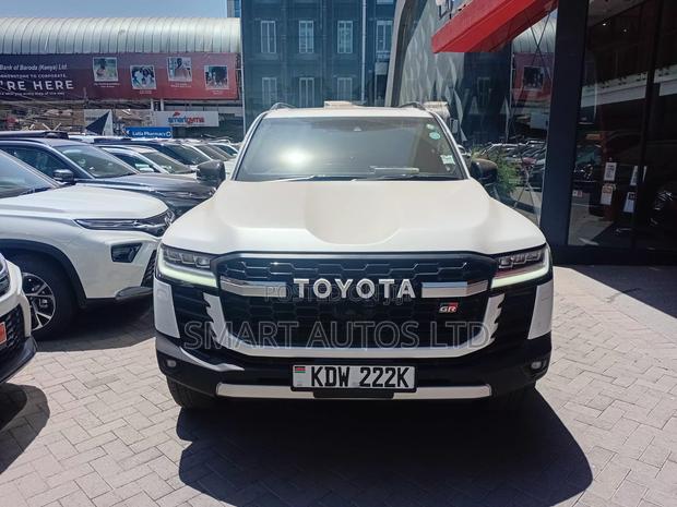 Toyota Land Cruiser LC300 2022 White
