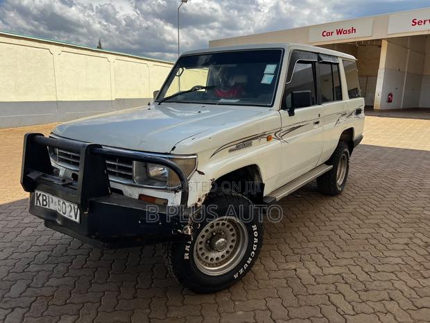 Toyota Land Cruiser 2001 White