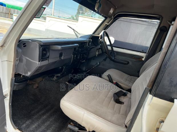 Toyota Land Cruiser 2001 White