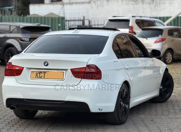 BMW 320i Sedan RWD 2011 White