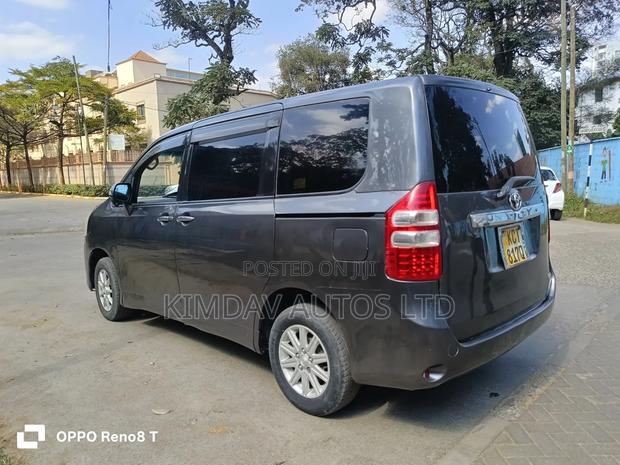 Toyota Noah 2011 Gray
