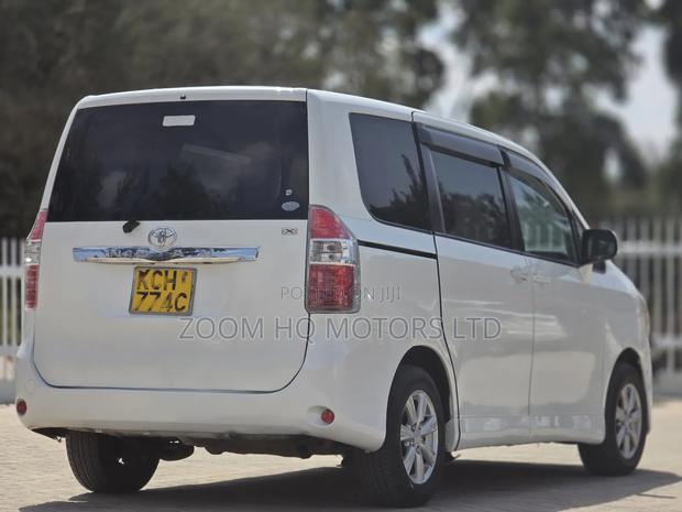 Toyota Noah 2009 White