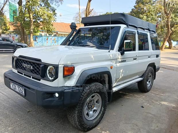 Toyota Land Cruiser 2012 White
