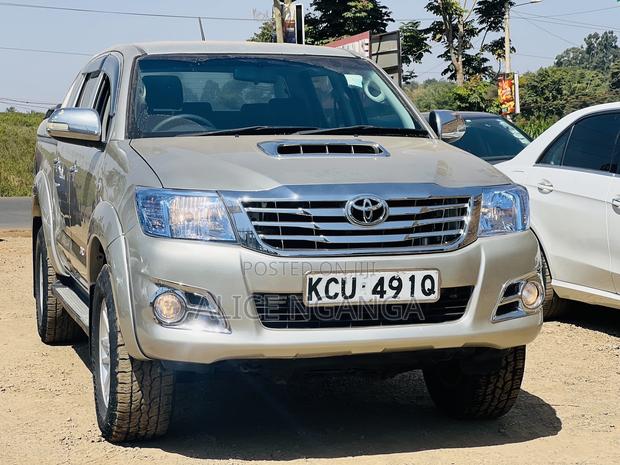 Toyota Hilux 2013 Gray