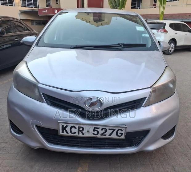 Toyota Vitz 2010 Silver