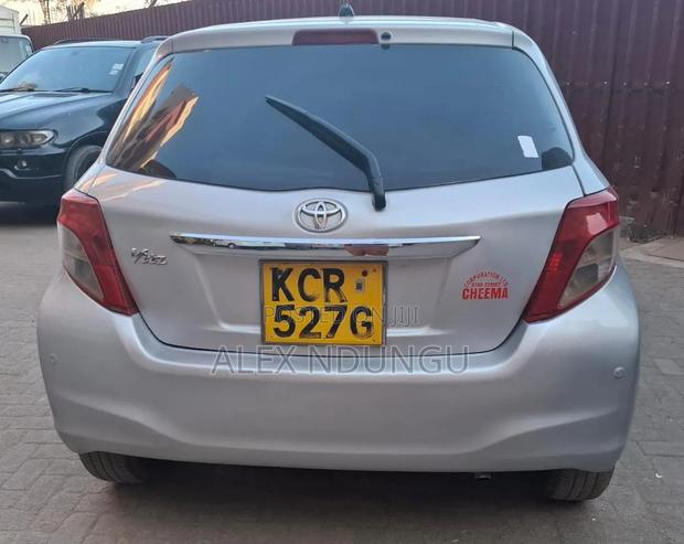 Toyota Vitz 2010 Silver