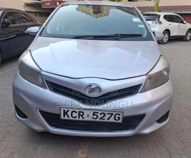 Toyota Vitz 2010 Silver