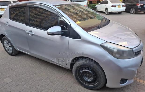 Toyota Vitz 2010 Silver