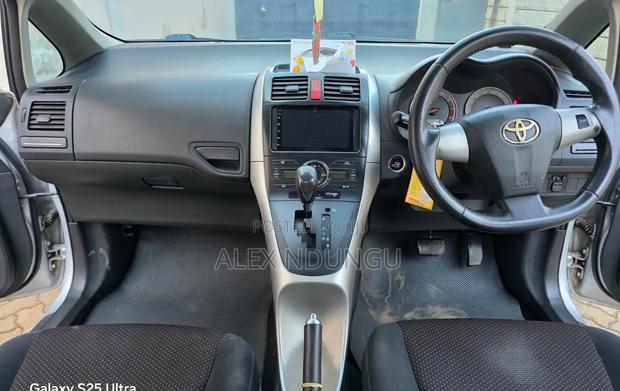 Toyota Auris 2010 Silver