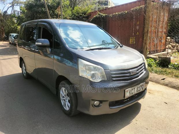 Toyota Noah 2011 Gray