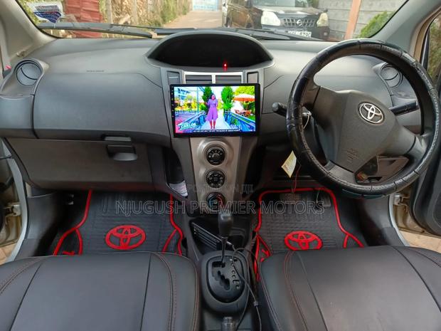 Toyota Vitz 2010 Silver
