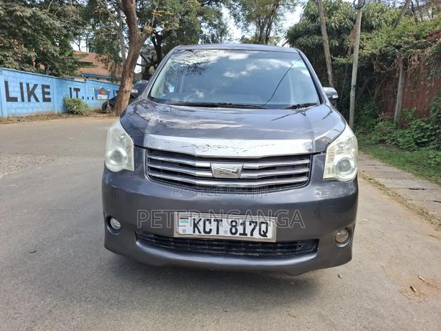 Toyota Noah 2012 Gray