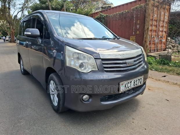 Toyota Noah 2.0 158hp FWD (8 Seater) 2011 Gray